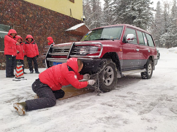公司運(yùn)營一部、VIP管理部舉辦2019年景區(qū)冬春安全生產(chǎn)駕駛員掛裝防滑鏈比賽