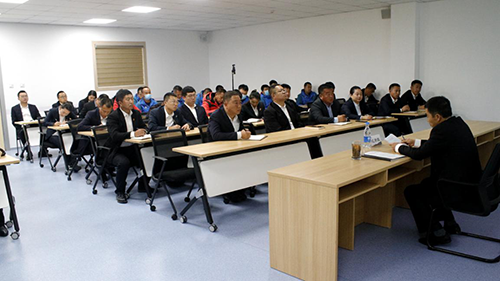 公司黨委副書記、工會(huì)主席紀(jì)景臣為景區(qū)運(yùn)營(yíng)一線黨員、積極分子講黨課